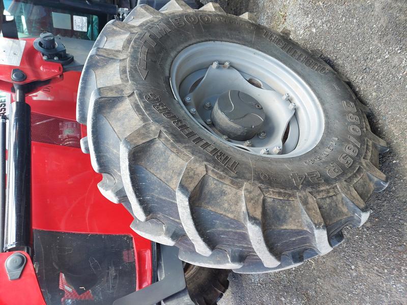 Tractors  Massey Ferguson MF5711 Global Tractor Photo